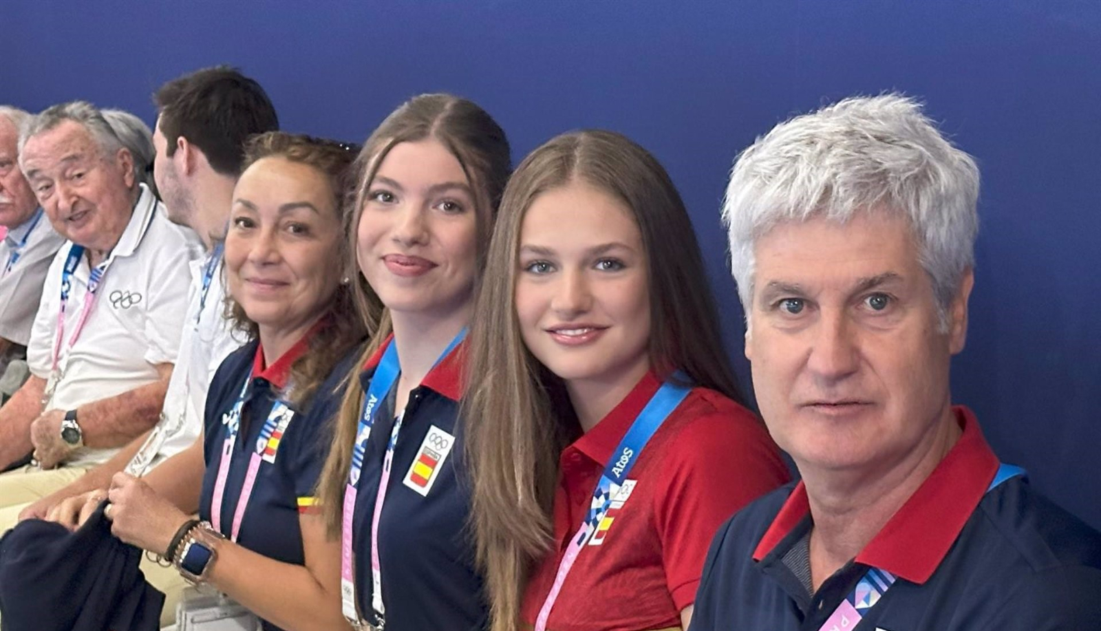 Leonor y Sofía continúan con su apoyo a España en las Olimpiadas luciendo un look juvenil