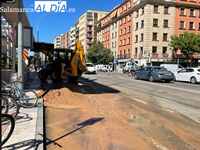 Agua y barro en el Paseo de la Estación por un reventón 