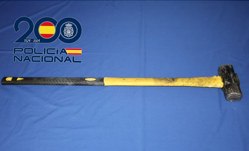 Una maza facilita el arresto del joven que reventó la puerta y la máquina tragaperras de un bar en Salamanca