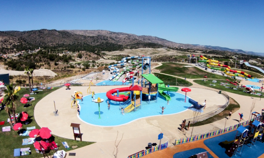 El parque acuático con más de 500 metros de toboganes a menos de tres horas de Salamanca 