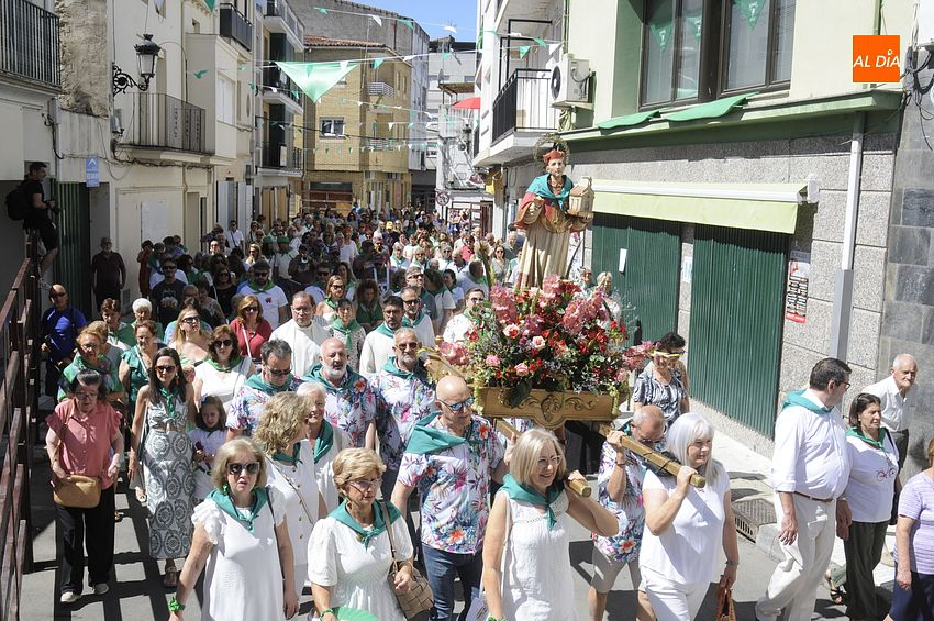 Solemnidad y devoción en las calles de Moraleja sin dejar el atuendo festivo