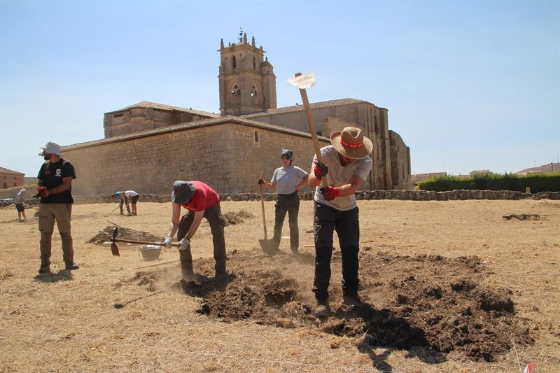 Un arqueólogo salmantino dirige las excavaciones de una antigua ciudad romana del siglo I a.C.