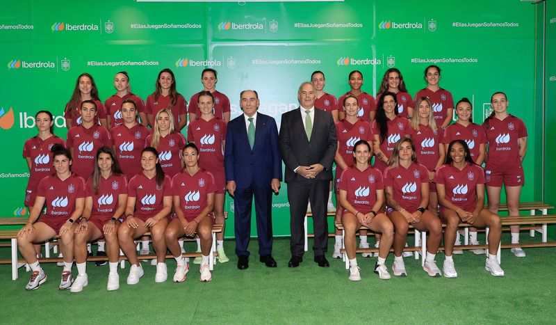 El presidente de Iberdrola, compañía patrocinadora oficial de la selección, visitó a las jugadoras en el entrenamiento de Las Rozas