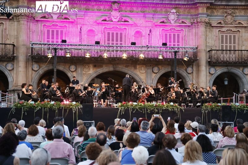 Los mejores éxitos del pop español llenan de música la Plaza Mayor
