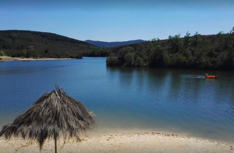 La playa fluvial a menos de dos horas de Salamanca: arena, sombrillas y chiringuito  