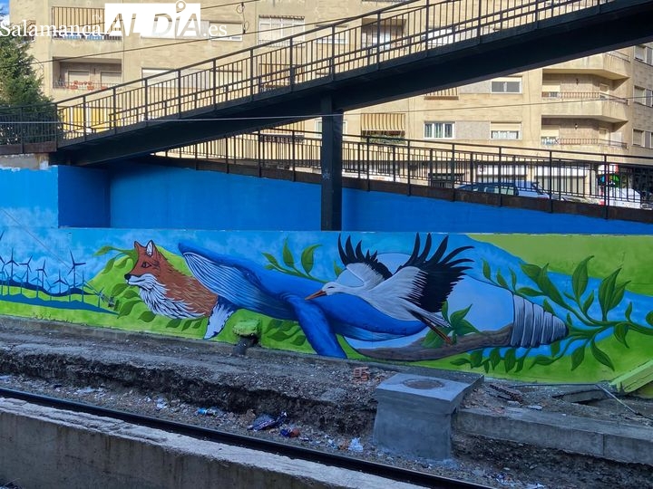 Un lobo, molinos, una ballena... así es la transformación del apeadero de La Alamedilla