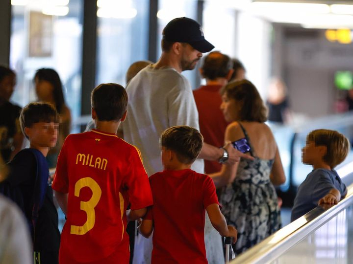 Piqué muestra su faceta paternal junto a Sasha y Milan