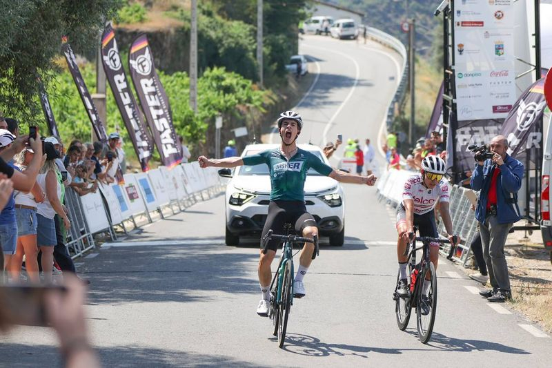 Nil Gimeno gana la segunda etapa en San Esteban de la Sierra y es el nuevo líder de la Vuelta a Castilla y León