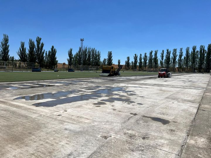 Comienzan las obras de sustitución del césped artificial del campo de fútbol municipal de Carbajosa 
