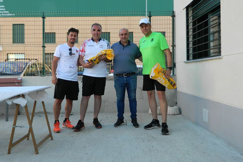 El Club de Petanca Villares de la Reina presenta sus nuevas pistas a los jugadores de Castilla y León