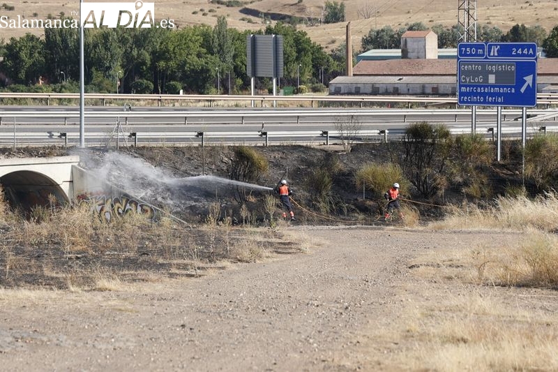 Un incendio de pastos cerca de la A-62 moviliza a los bomberos en Salamanca 