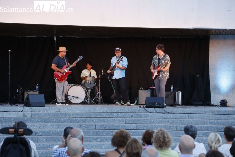 El público salmantino se reúne para disfrutar del blues en directo 