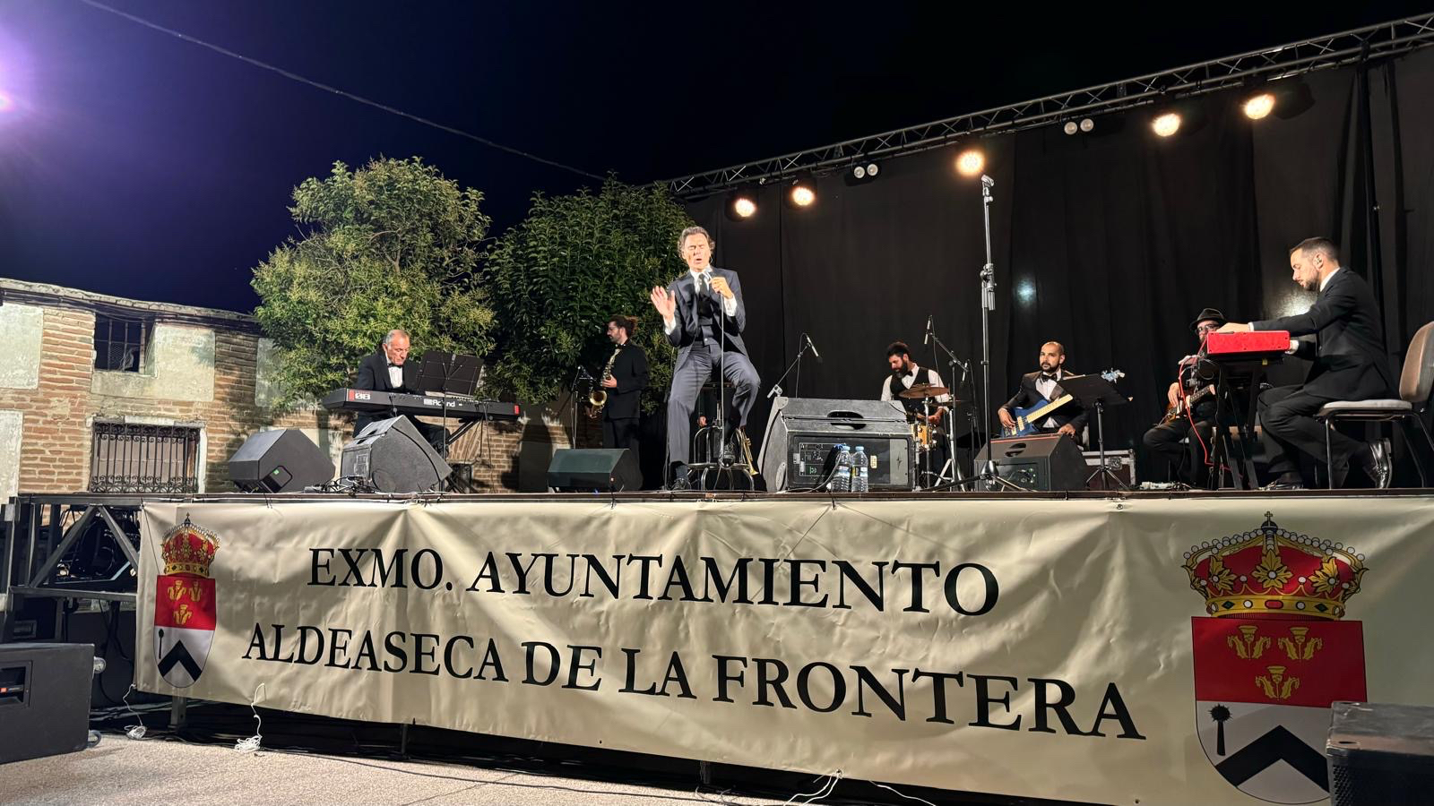 Lleno total en Aldeaseca de la Frontera para vivir el esperado Tributo a Julio Iglesias