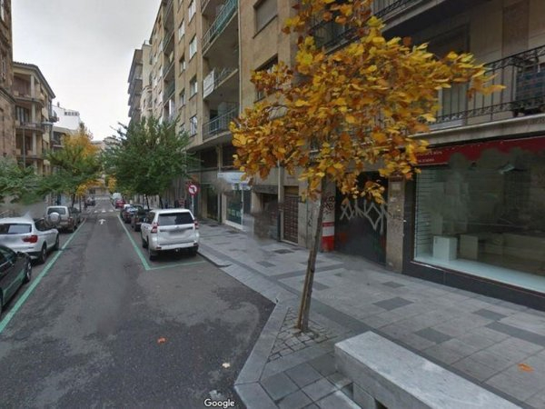 Movilización de los bomberos ante un contenedor ardiendo en la calle Primero de mayo