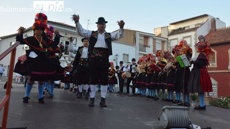 El grupo cacereño Sabor Añejo y El Baile del Belén centran el festival folclórico de Lumbrales