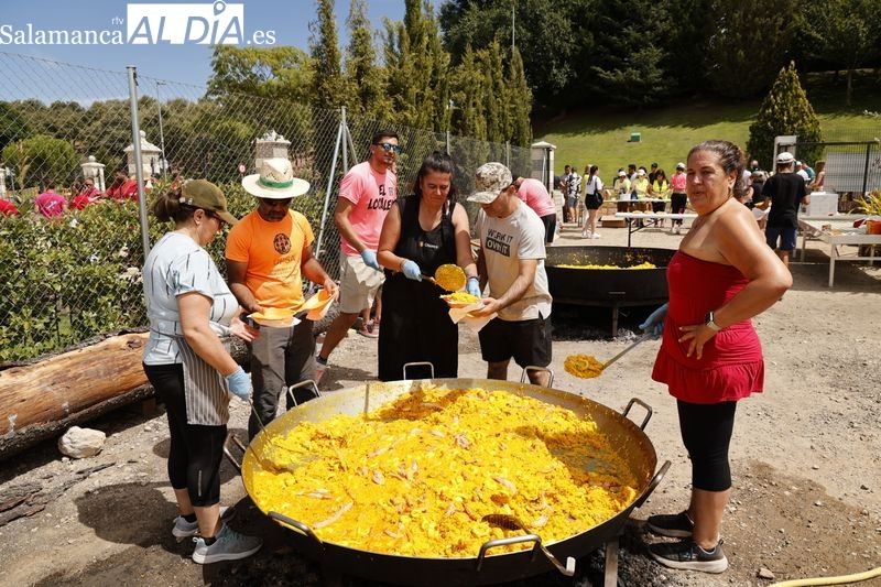 Carbajosa disfruta con su paellada y la charanga La Escala