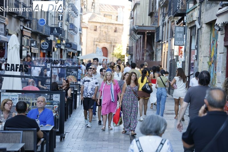 Buen ambiente en el centro de Salamanca para cerrar uno de los fines de semana más festivo del año