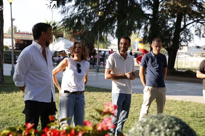 Unionistas celebra el inicio de la temporada entre los miembros del primer equipo, la junta directiva, los medios y Almudena Parres 