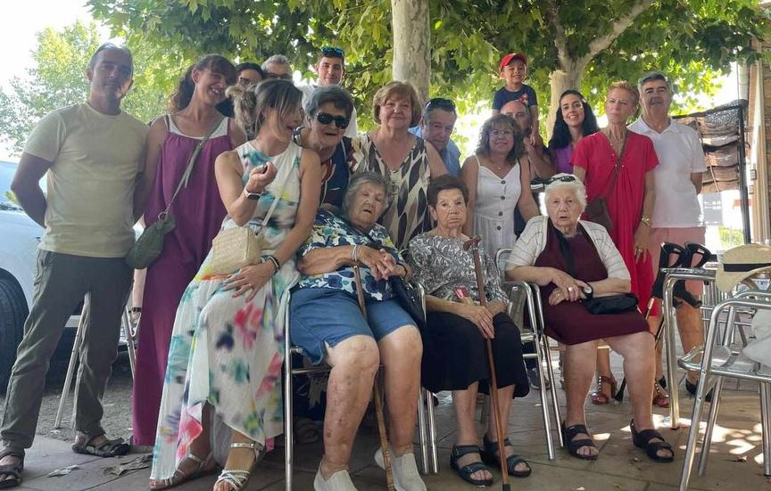 La familia Bernal de Alba de Yeltes mantiene un encuentro