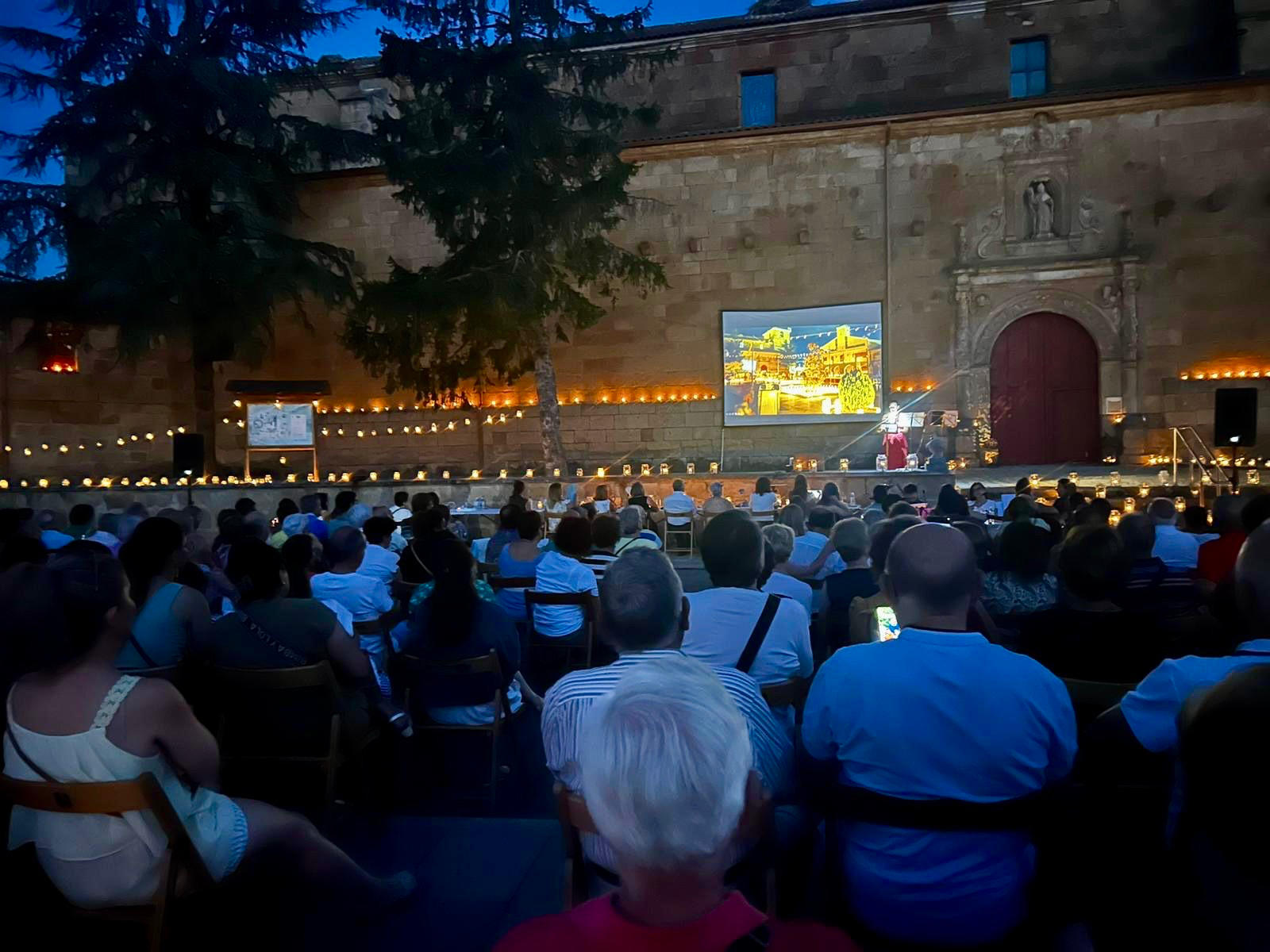 Íntimo y multitudinario VIII encuentro de ‘Lecturas a la luz de las velas’ en Babilafuente