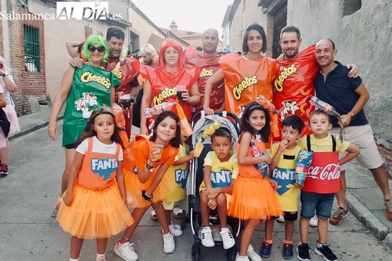 Bailes y color para una multitudinaria bienvenida a las fiestas de San Roque en Macotera
