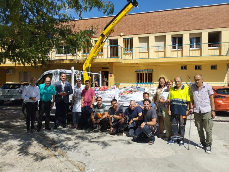 Entrega a tres centros sociales de cerca de 3.000 kilos de alimentos recaudados en el Toro de las fiestas de Santa Marta