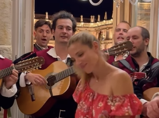 La tuna de Salamanca le canta a Elsa Pataky