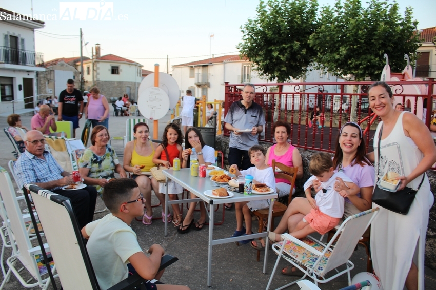 En Almendra reponen fuerzas con una merienda  de lo más popular