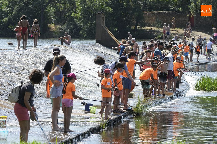 Los niños de Ciudad Rodrigo disfrutan de un día de pesca en el río Águeda