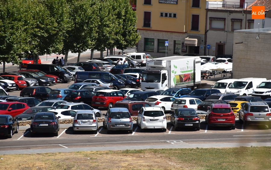 Enorme ajetreo en un Ciudad Rodrigo con ‘acento francés’ en la calurosa mañana sabatina
