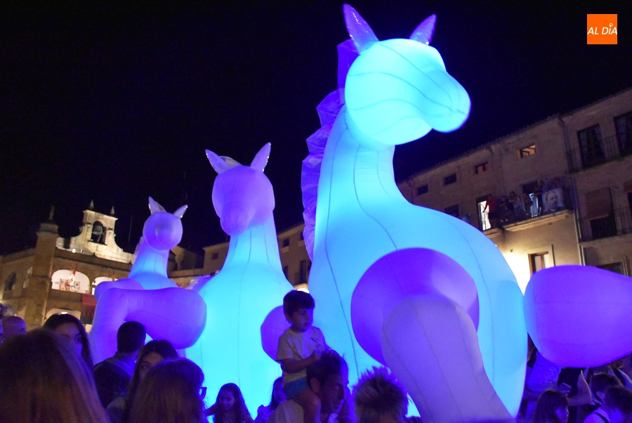 Festivo cierre callejero de la Feria 2024 con unos mágicos y coloridos caballos