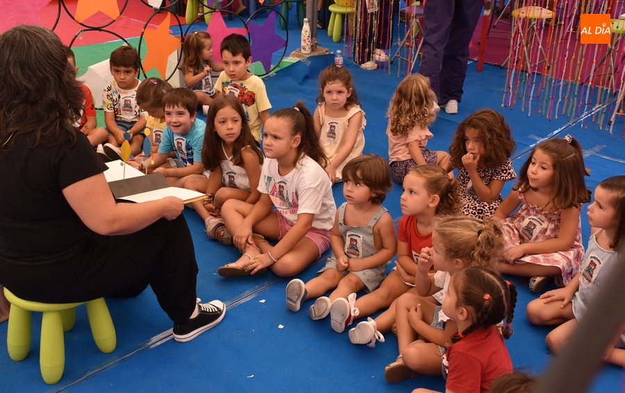 Los más pequeños se suman en el Palabreando al viaje por el planeta del Divierteatro