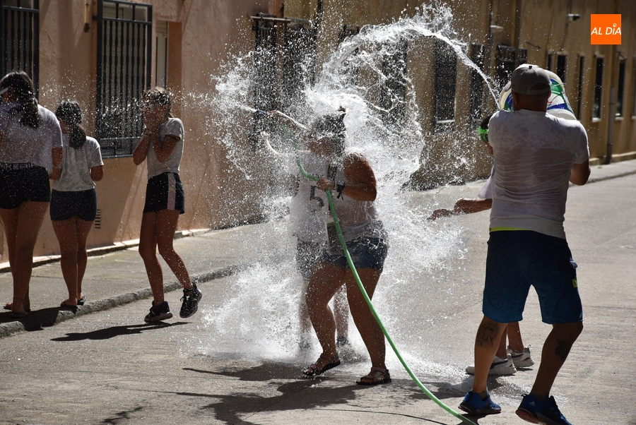 Refrescante pasacalles de apertura de las fiestas del Valle de San Martín