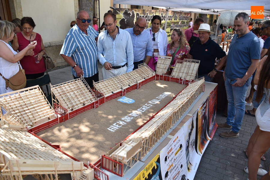 El Martes Chico rejuvenece en su vertiente comercial con más puestos e igual ambiente y calor