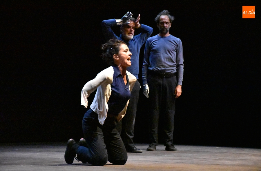 La Feria baja el telón con el público puesto en pie tras relatar Chapitô la historia de Julio César