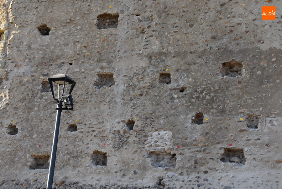 La muralla luce múltiples huecos en la Cuesta de Santiago para introducir unos tirantes de acero