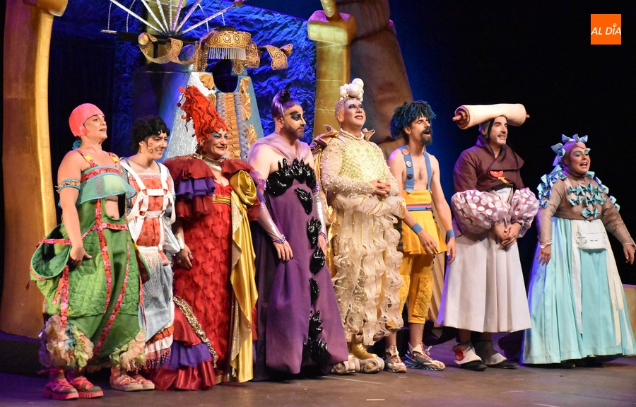 Una divertida velada de enredo en la antigua Grecia culmina el potente Miércoles de Feria