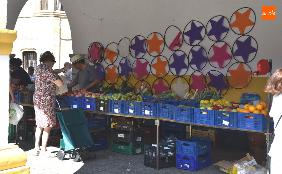 Colorida sesión del Mercado de los Martes gracias a la Feria de Teatro