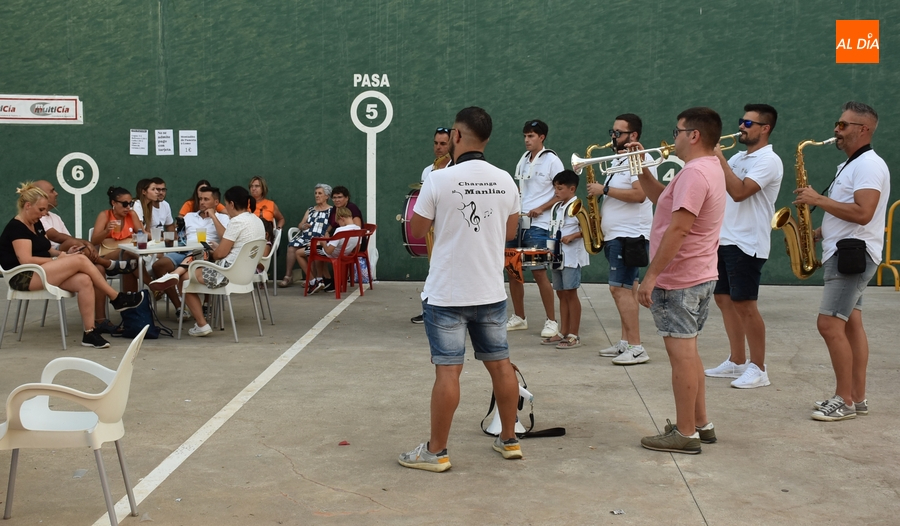 La Charanga Manliao pone banda sonora a la tarde sabatina en el Valle de San Martín