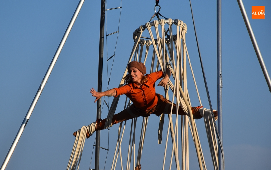Los gallegos SU.MA arrancan con acrobacias aéreas, danza y clown los espectáculos al aire libre