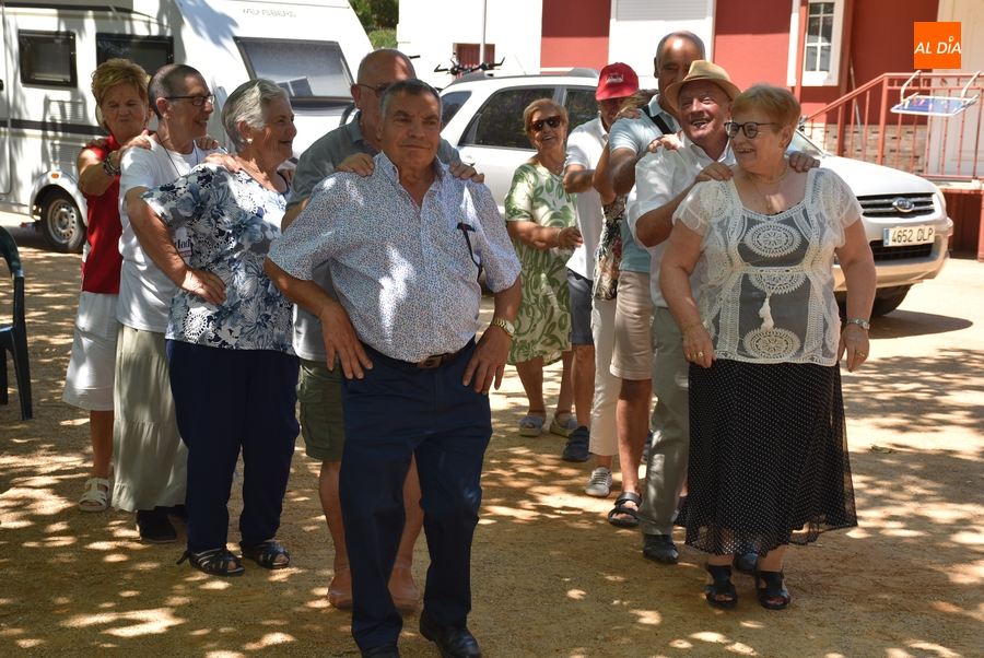 El Puente baila al ritmo de la música de Raúl Díaz de Dios antes de comer todos juntos