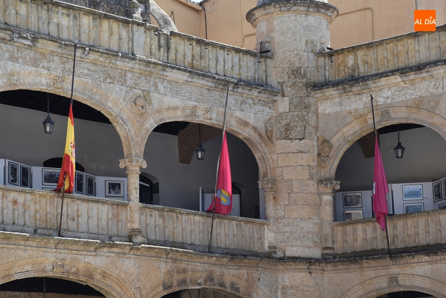 Las banderas de la Casa Consistorial lucen a media asta por Manuel Delgado Sánchez-Arjona