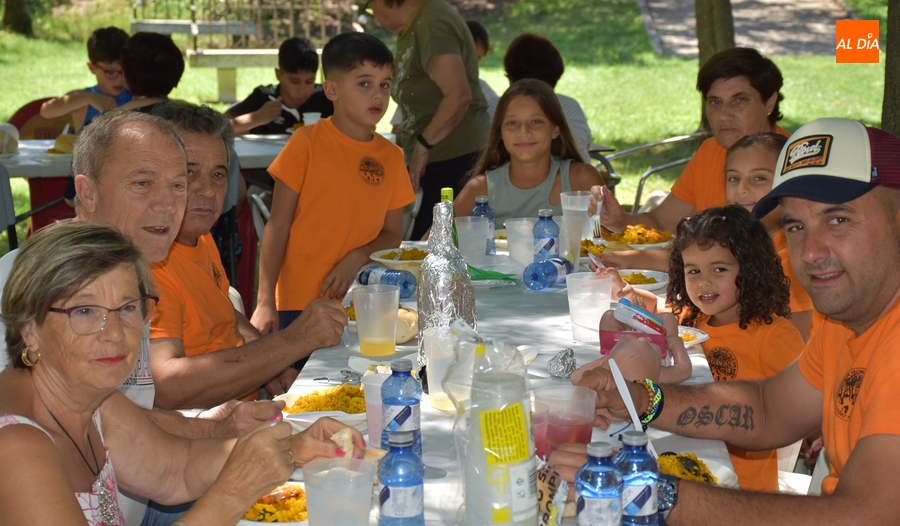 Los vecinos del Valle de San Martín cierran sus fiestas degustando paella