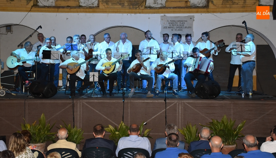 La Rondalla III Columnas redondea la víspera de la gran fiesta del comercio mirobrigense
