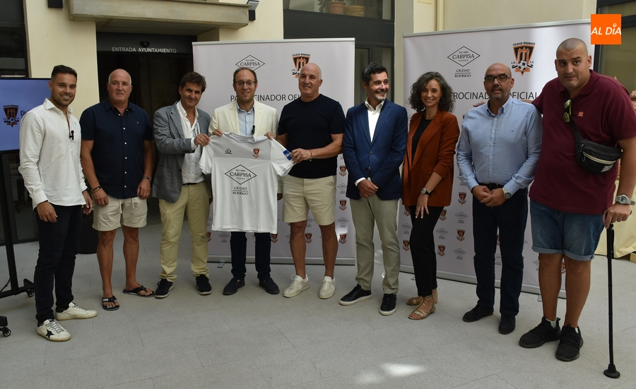 El Ciudad Rodrigo CF presenta su nueva camiseta, estrenando patrocinador en la parte frontal