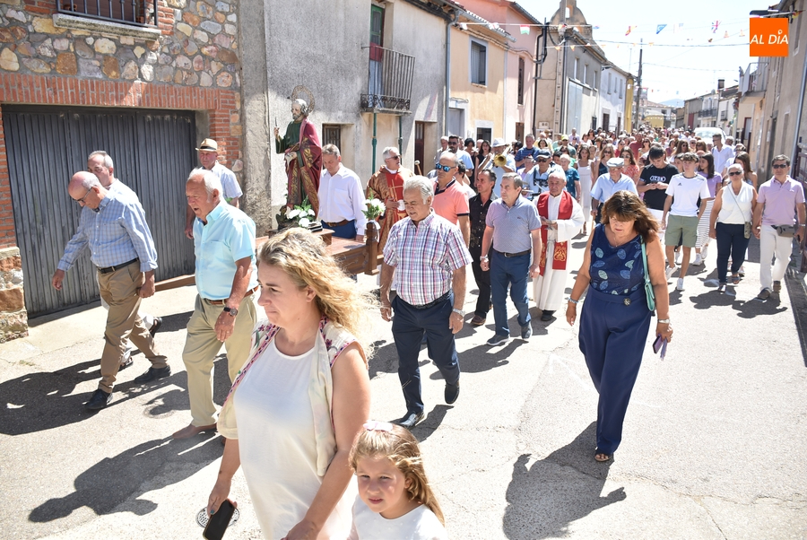 Morasverdes se vuelca con la procesión por sus calles de San Bartolomé