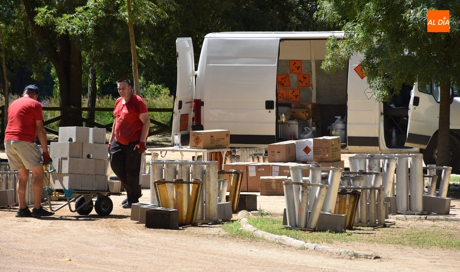 Día de montaje en el parking de La Pesquera para el lanzamiento de los fuegos artificiales