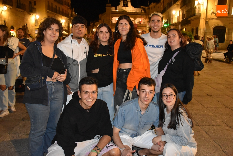 Los fuegos artificiales dan pie a una noche de notable ajetreo en el centro histórico