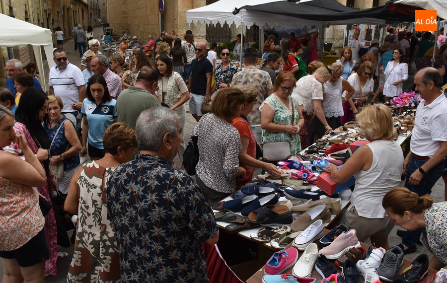 El Martes Mayor se abre a Portugal en una edición con más puestos beneficiada por el ‘mal’ tiempo 