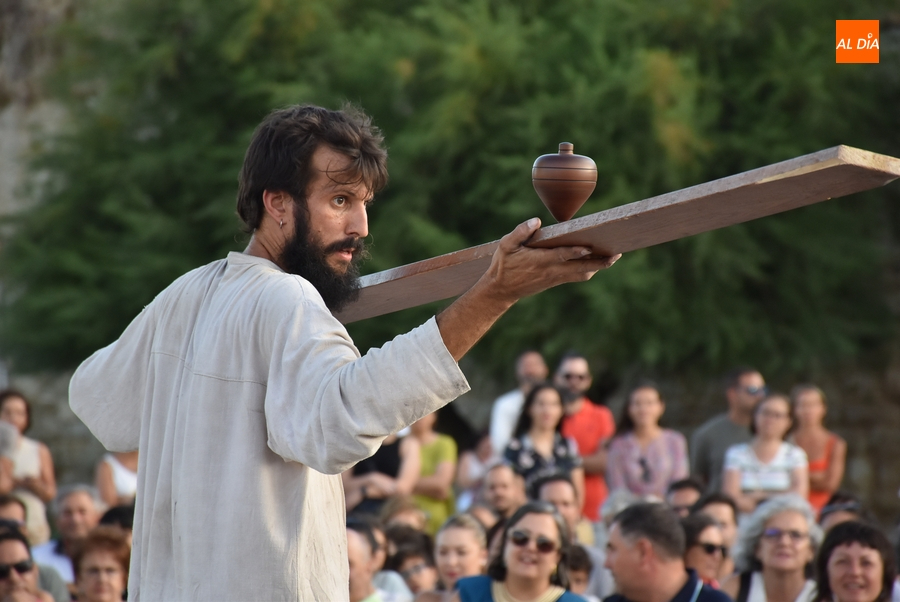 La habilidad con las peonzas de Guillem Vizcaíno deja alucinado al público mirobrigense
